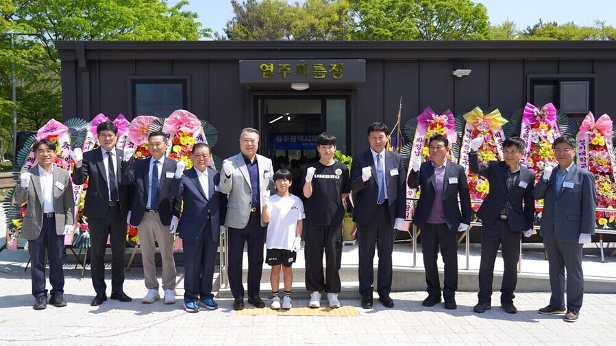 ▲ 염주씨름장 준공식 제막식 단체촬영ⓒ광주광역시체육회 제공