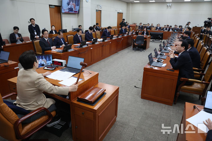 ▲ 임이자 국회 재정경제기획위원장이 지난 6일 오후 서울 여의도 국회 재경위 전체회의에서 의사봉을 두드리고 있다. ⓒ뉴시스