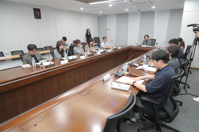 ▲ 춘천시가 15일 시청 3층 중회의실에서 관계자 20여 명이 참석한 가운데 '아동친화도시 인증을 위한 연구용역 착수보고회'를 개최했다. ⓒ춘천시