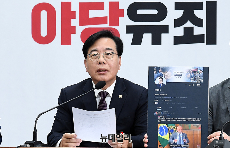 ▲ 송언석 국민의힘 원내대표가 지난 14일 국회에서 열린 원내대책회의에서 이재명 대통령의 SNS 관련 발언을 하는 모습. ⓒ이종현 기자