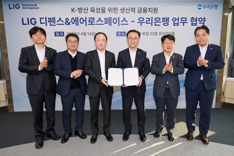 ▲ (왼쪽부터) LIG 디펜스&에어로스페이스 전성호 자금팀장, 손지영 금융기획실장, 안익성 경영관리본부장(CFO), 우리은행 배연수 기업그룹장, 송용섭 여신지원그룹장, 박용철 강남기업영업본부장이 14일 우리은행 본사에서 업무협약을 체결한 뒤 기념촬영을 하고 있다. ⓒ 우리은행