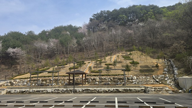 ▲ 홍천군이 15일 홍천군 추모 공원 내 산분장지 조성을 완료하고 운영에 돌입했다. ⓒ홍천군
