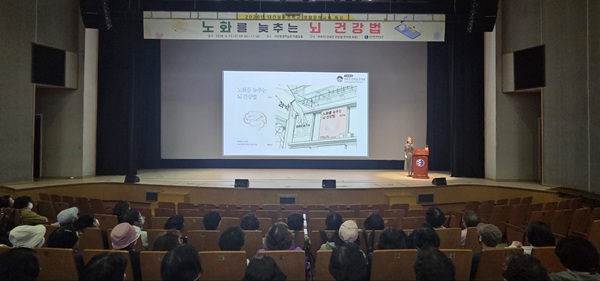 ▲ 강연은 전유전원장(만년설 한의원)이 강연에서 “수면 부족은 뇌 온도 상승과 독성 단백질 축적을 유발해 치매로 이어질 수 있다”고 설명했다.
ⓒ대전교육청