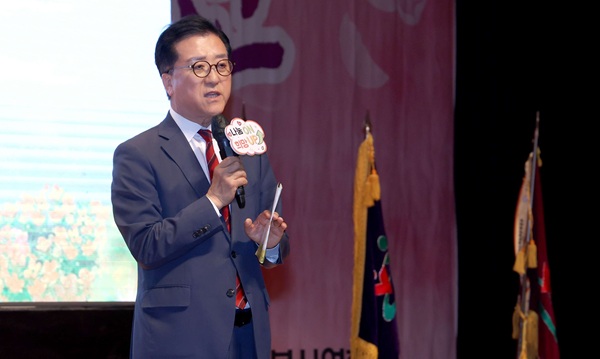 ▲ 조원휘 의장은 15일 대전시 자원봉사연합회 창립 21주년 기념식에 참석해 크고 작은 현장을 지켜온 자원봉사자들과 함께 서로의 헌신을 격려했다.ⓒ대전시의회