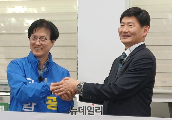 ▲ 성광진 예비후보가 중도·보수 성향의 김영진 교수를 영입하며 ‘아이 중심 교육’으로 선거 구도를 재편하고 있다.ⓒ김경태기자