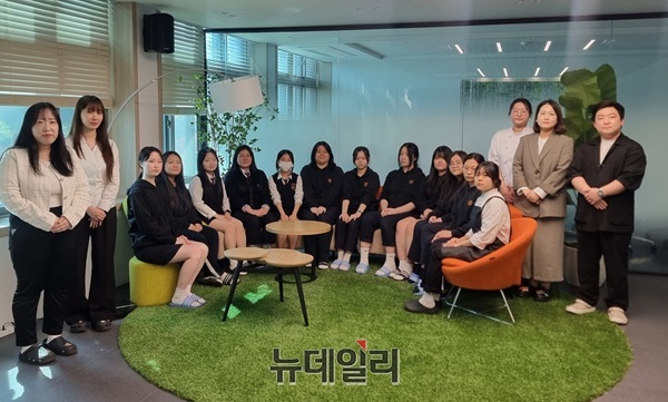 ▲ 최근 ‘2026년 대전지방기능경기대회’에서 금 4개, 은 3개, 동 5개, 장려상 3개를 획득한 학생들과 기능부 교사들 ⓒ 김경태기자