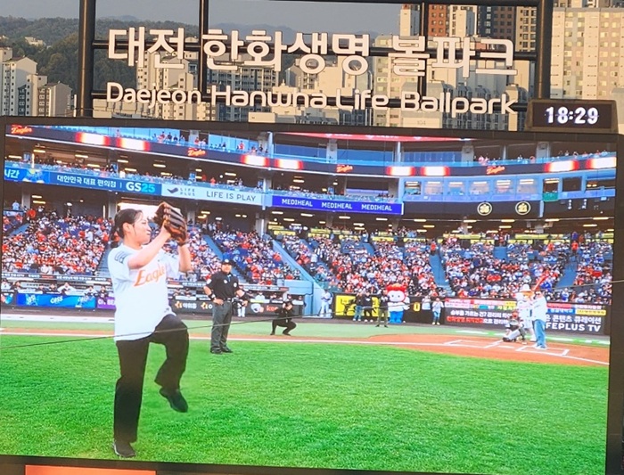 ▲ 15일 오후 대전 한화생명볼파크에서 열린 ‘충남관광 프로모션 데이’ 행사에서 태안국제원예치유박람회 홍보대사 정지선 셰프가 시구를 하고 있다.ⓒ충남도