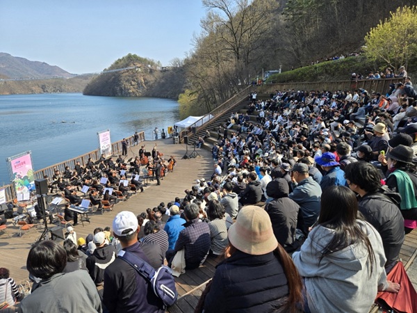 ▲ 생거진천문화재단 기획 무대(군립고향악단 공연)
