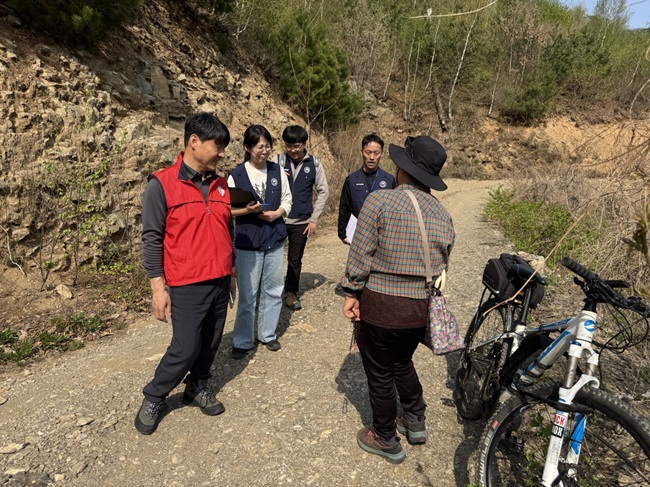 ▲ 송준호 북부지방산림청장이 산림 이용객에 대해 계도를 하고 있다. ⓒ북부지방산림청