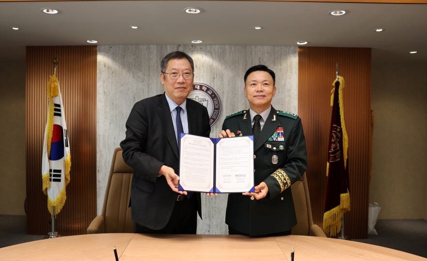 ▲ 광운대학교-육군사관학교 MOU 체결식에서 윤도영 광운대 총장(왼쪽)과 박후성 육사 학교장이 기념촬영을 하고 있다.ⓒ광운대