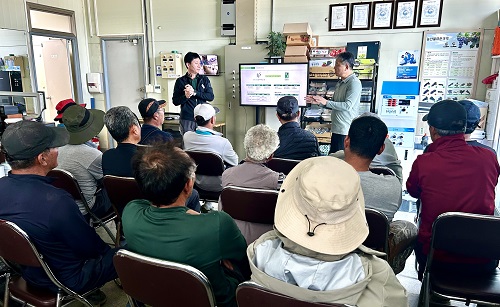 ▲ 보급형 스마트팜 설비 업체 관계자가 참석자들에게 스마트팜 지원사업 및 시설 관련된 내용을 설명 하고 있다.ⓒ충북농협 제공