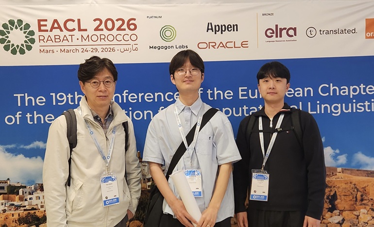 ▲ 연구진. 왼쪽부터 고려대 컴퓨터학과 정연돈 교수(교신저자), 최우석 학사과정(제1저자), 김형빈 박사과정(제2저자).ⓒ고려대