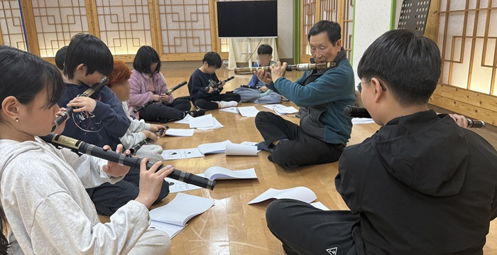 ▲ 서산문화복지센터가 고향사랑기금을 활용해 청소년 퓨전 국악팀 ‘힙(Hip)한 소리단’의 교육을 하고 있다.ⓒ서산시