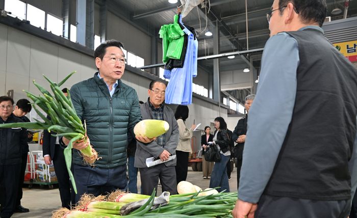 ▲ 정복 인천시장이 15일 남촌 농산물도매시장을 방문해 농산물 가격 동향 등을 점검하고 있다. ⓒ 인천시 제공