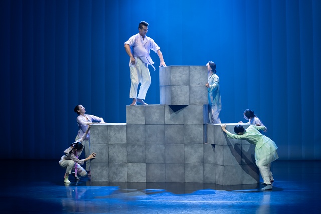 ▲ 경기아트센터 '춤, 상상보따리-꺅콩이와 깜찍이' 공연 모습. ⓒ경기아트센터 제공