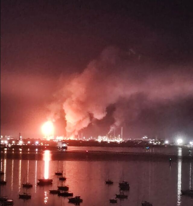 ▲ 15일(현지시각) 호주 빅토리아주에서 발생한 정유소 화재. 출처=@WrittenbyWBA X계정 갈무리ⓒ@WrittenbyWBA