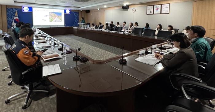 ▲ 예산군이 16일 관계 부서와 소방·경찰, 한국농어촌공사 등이 참여한 가운데 안전관리대책 회의를 하고 있다.ⓒ예산군