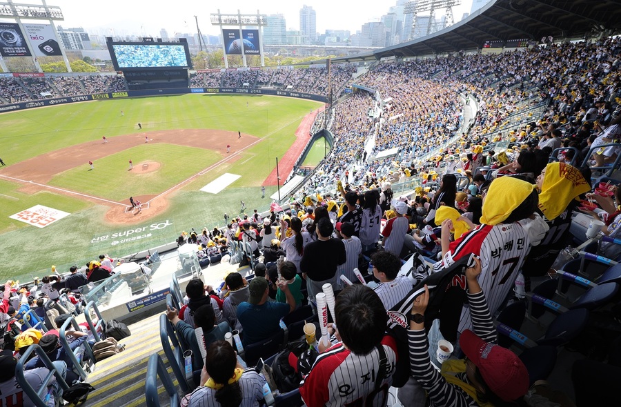 ▲ 2일 서울 송파구 잠실야구장에서 열린 2026 KBO리그 SSG 랜더스와 LG 트윈스의 경기를 찾은 관중들이 응원하고 있다. ⓒ뉴시스