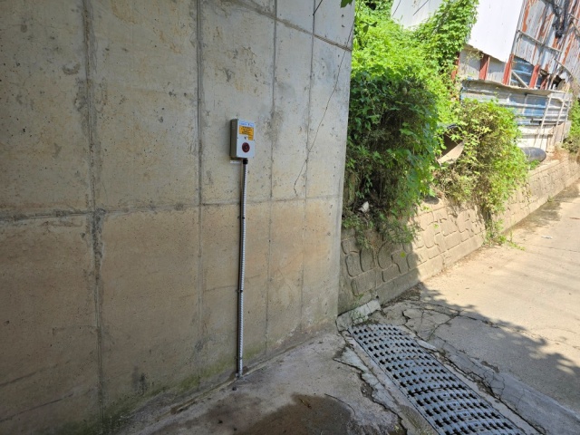 ▲ 광명시 옥길동 식곡 통로박스에 설치된 침수방지알람장치. ⓒ광명시 제공