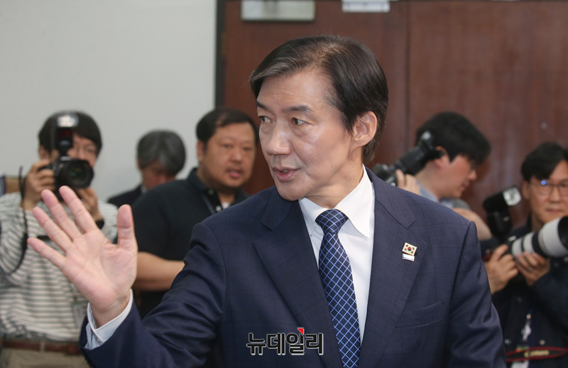 ▲ 조국 조국혁신당 대표가 지난 14일 국회에서 경기 평택을 국회의원 재보궐 선거 출마선언을 위해 입장하는 모습. ⓒ이종현 기자