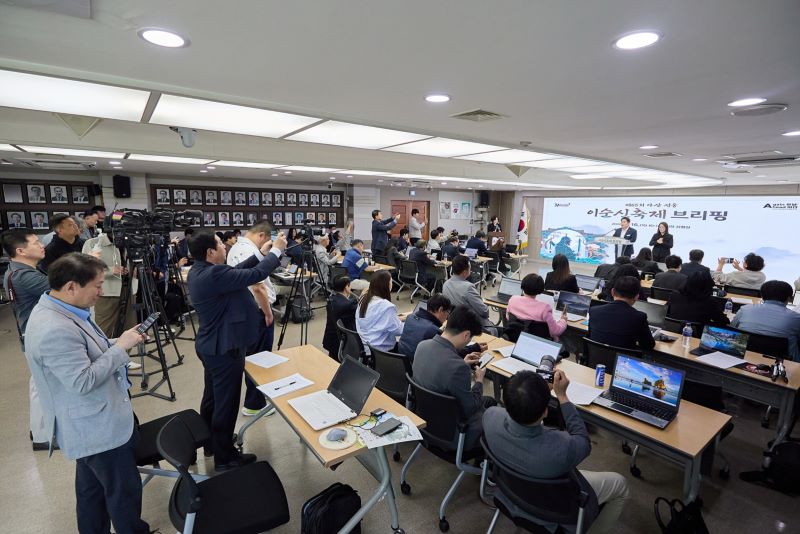 ▲ 오세현 아산시 시장이 ‘제65회 아산 성웅 이순신축제’ 청사진을 브리핑하고 있다.ⓒ아산시