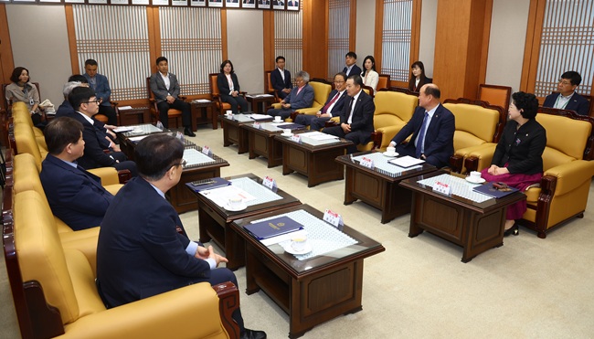 ▲ 강원특별자치도의회가 16일 도의회 상담실에서 '2025회계연도 결산검사위원 위촉식'을 개최했다. ⓒ강원특별자치도의회