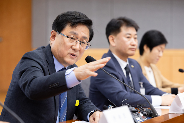 ▲ 김성환 기후에너지환경부 장관이 16일 정부서울청사에서 열린 '공동주택(아파트) 내 전기차 충전시설 설치·운영체계 개선을 위한 간담회'에서 발언하고 있다. (사진=기후부) ⓒ전성무 기자