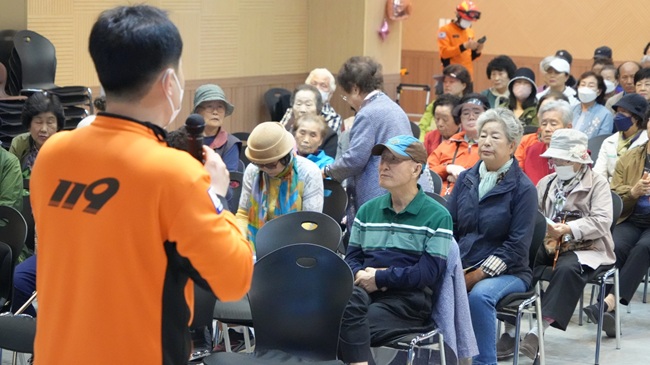 ▲ 춘천성도교회(담임목사 이정화)가 16일 효자1동 주민 150여 명을 교회로 초청해 보이스피싱 예방교육과 소방안전교육을 실시하고, 소머리국밥, 떡, 전 등 점심을 제공했다. ⓒ춘천성도교회 제공