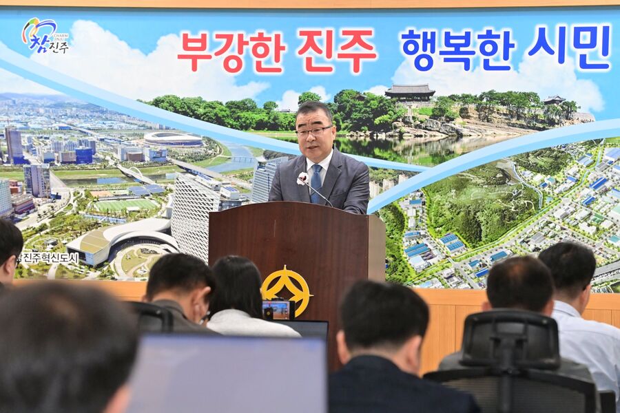 ▲ 박일동 진주시 부시장이 중동사태로 인한 고유가 위기를 극복하기 위한 화물운송·교통 분야의 대책을 추진을 설명하고 있다.ⓒ진주시