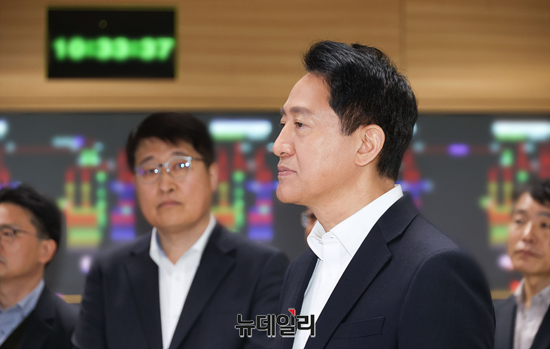 ▲ 오세훈 서울시장과 김태균 서울교통공사 사장이 지난 6일 오전 서울 성동구 서울교통공사 제2관제센터에서 무선통신 기반 열차제어시스템(CBTC) 설명을 듣고 있다. ⓒ서성진 기자