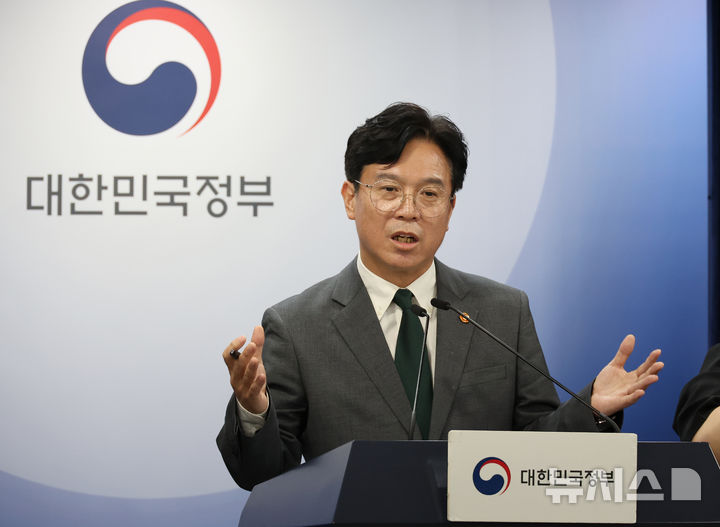 ▲ 김영훈 고용노동부 장관이 지난해 7월 29일 서울 종로구 정부서울청사에서 노조법 2·3조 개정안(노란봉투법) 등 노동조합 및 노동관계조정법 개정(안) 관련 브리핑을 하고 있다. ⓒ뉴시스