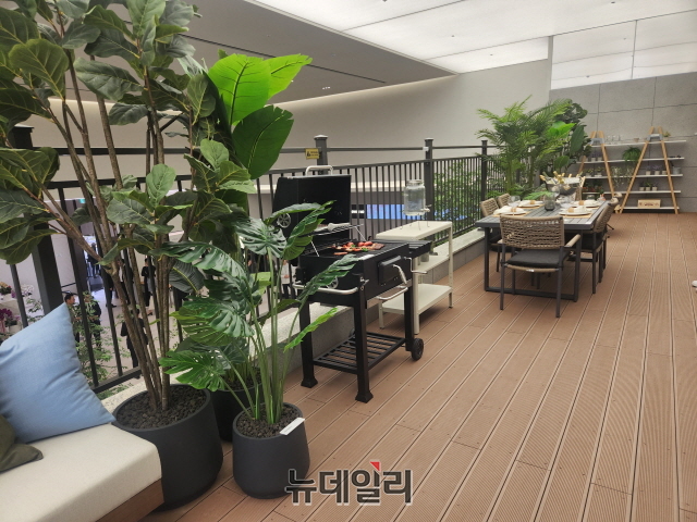 ▲ 전용 102㎡ 1층에 적용되는 개별 테라스. ⓒ박정환 기자