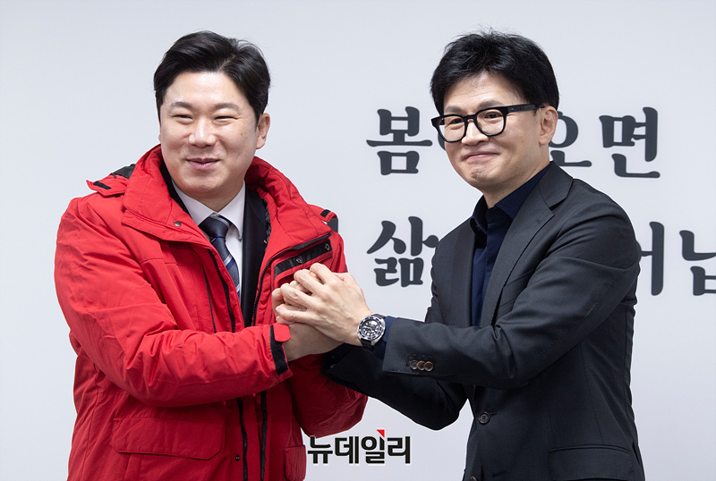 ▲ 2024년 2월 5일 당시 한동훈 국민의힘 비상대책위원장이 서울 여의도 중앙당사에서 열린 인재영입식에서 진종오 대한체육회 이사에게 국민의힘 당 점퍼를 선물하는 모습. ⓒ서성진 기자