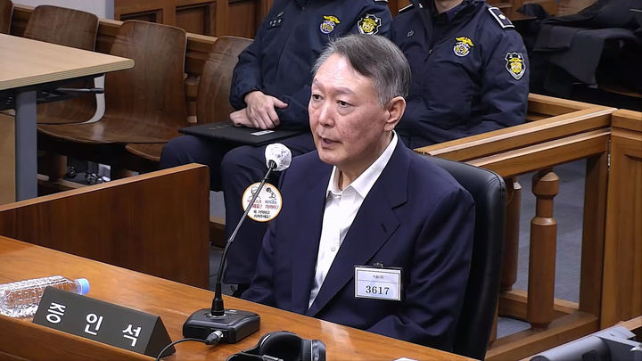 ▲ 지난해 11월 19일 서울 서초구 서울중앙지법에서 열린 한덕수 전 국무총리의 내란방조·위증 등 혐의 10차 공판에서 윤석열 전 대통령에 대한 증인 신문이 진행되고 있다. ⓒ서울중앙지방법원 제공