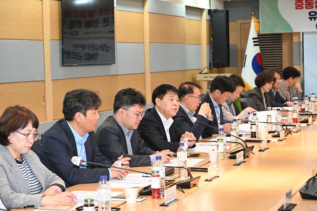 ▲ 임성원 부군수(사진 왼쪽에서 4번째)가 16일 평창군청 소회의실에서 유관기관, 경제단체, 수출입 기업 등이 참여한 '비상 경제 대응 합동 대책 회의'를 개최했다. ⓒ평창군