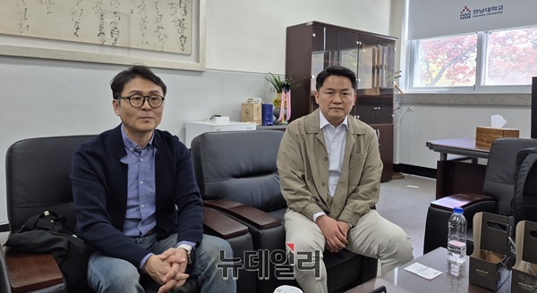 ▲ 왼쪽부터 진현웅교수.이용철 학장.ⓒ김경태기자
