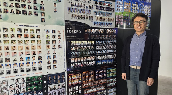 ▲ 진현웅교수가 한남디자인팩포리 현장을 소개하고 있다.ⓒ김경태기자