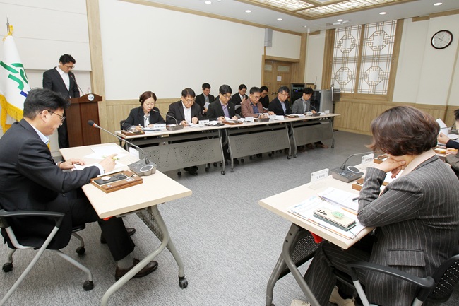 ▲ 배상요 속초시장 권한대행 부시장이 16일 오전 시청 상황실에서 국장단 및 주무과장 등이 참석한 가운데 현안 점검 회의를 열고 시정 주요 현안을 살폈다. ⓒ속초시