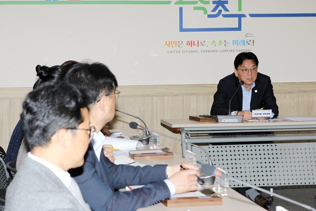 ▲ 배상요 속초시장 권한대행 부시장이 16일 오전 시청 상황실에서 국장단 및 주무과장 등이 참석한 가운데 현안 점검 회의를 열고 시정 주요 현안을 살폈다. ⓒ속초시