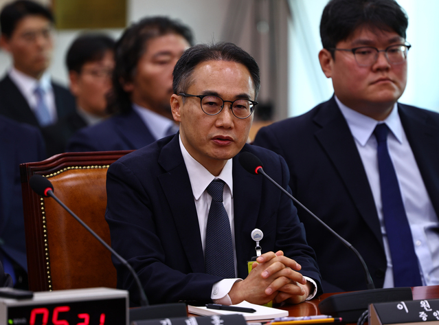 ▲ 이원석 전 검찰총장이 16일 국회 윤석열 정권 정치검찰 조작 기소 의혹 사건 진상 규명 국정조사특별위원회에서 열린 '대장동·김용 전 민주연구원 부원장·위례신도시 조작 기소 의혹 사건' 청문회에 출석해 의원 질의에 답변하고 있다. ⓒ뉴시스