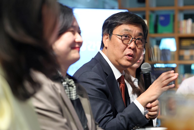 ▲ 최휘영 문화체육관광부 장관이 16일 서울 종로구 예술가의집에서 청년 예술인을 만나 간담회를 갖고 2026년도 제1차 추가경정예산을 통해 확대되는 '문화예술기관 연수단원 지원' 사업 등 청년 일자리 사업에 대한 의견을 나누고 있다.ⓒ문체부