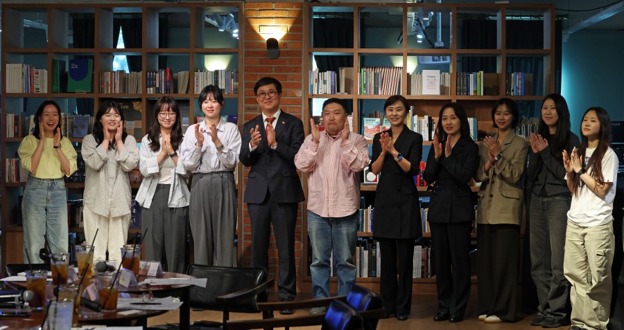 ▲ 최휘영 문화체육관광부 장관이 16일 서울 종로구 예술가의집에서 청년 예술인을 만나 간담회를 갖고 기념촬영을 하고 있다.ⓒ문체부