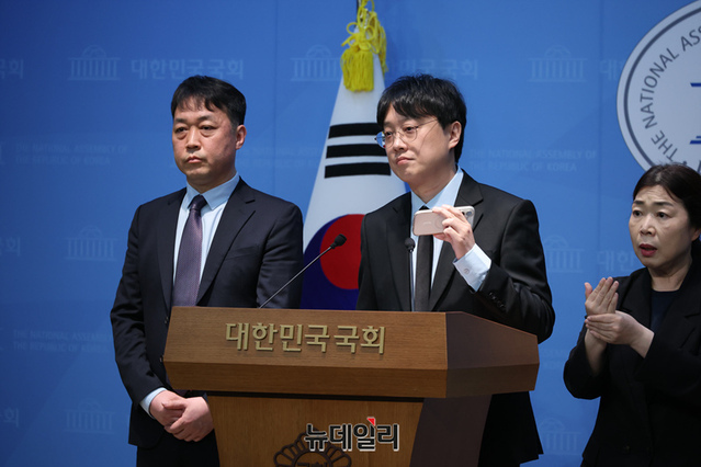 ▲ 유튜브 채널 백브리핑 운영자 백광현 씨가 16일 오후 국회 소통관에서 남욱-유동규 간의 통화 녹취록 공개 기자회견을 하고 있다. ⓒ이종현 기자