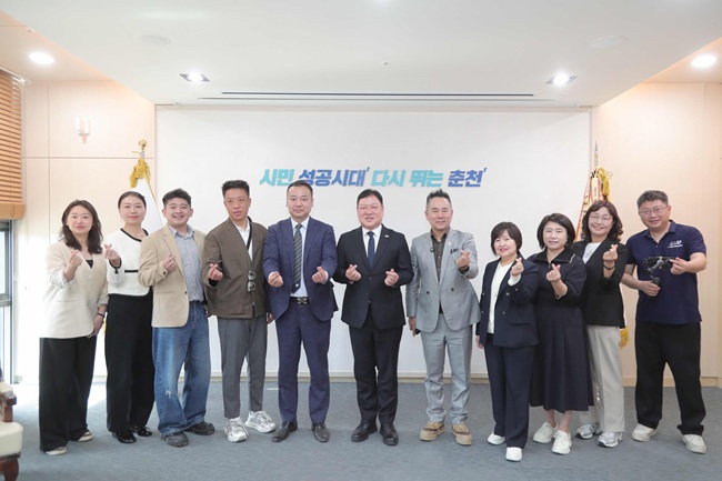 ▲ 다롄 여행업계와 인플루언서가 춘천시청서 현준태 부시장과 면담을 하고 있다. ⓒ춘천시