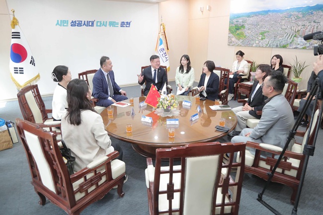 ▲ 다롄 여행업계와 인플루언서가 춘천시청서 현준태 부시장과 면담을 하고 있다. ⓒ춘천시