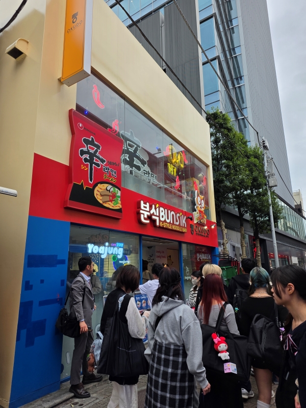 ▲ 15일 한낮 도쿄 하라주쿠 다케시타 거리에 위치한 신라면 분식 팝업에 방문했다.ⓒ최신혜 기자
