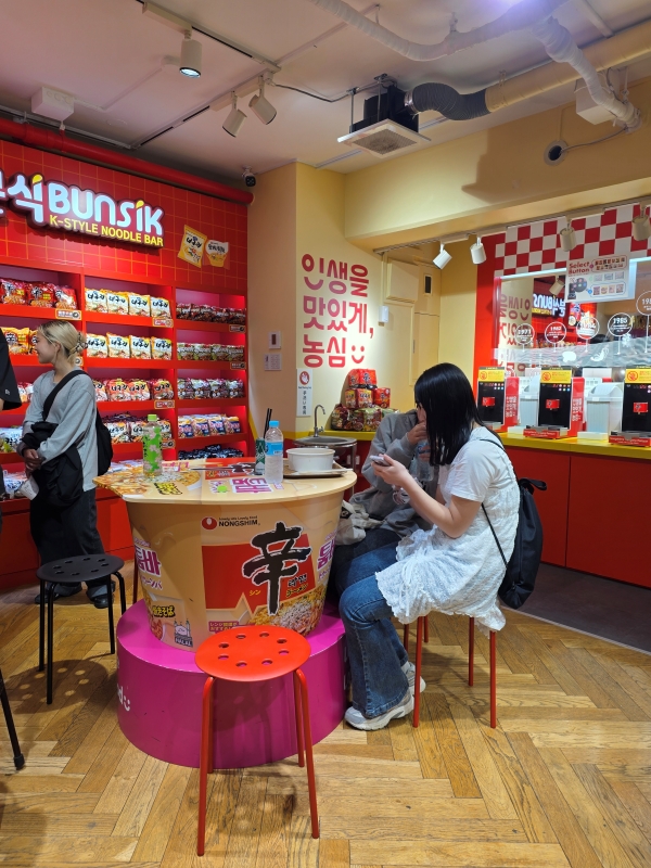 ▲ 현장에서 만난 14세 나추비 아야카와 유리카야 양이 신라면을 즐기는 모습ⓒ최신혜 기자