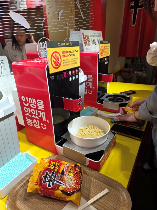 ▲ 농심은 신라면 팝업 2층 전체를 한강 라면 콘셉트로 꾸며 일본 소비자들이 한국식 라면 문화를 직접 경험할 수 있도록 했다.ⓒ최신혜 기자