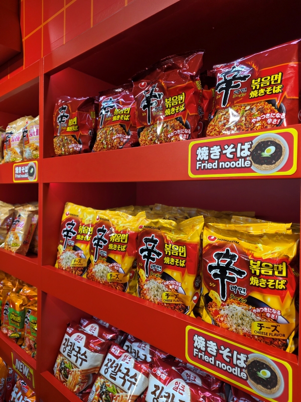 ▲ 15일 신라면 팝업에 진열된 너구리 등 농심 라면ⓒ최신혜 기자