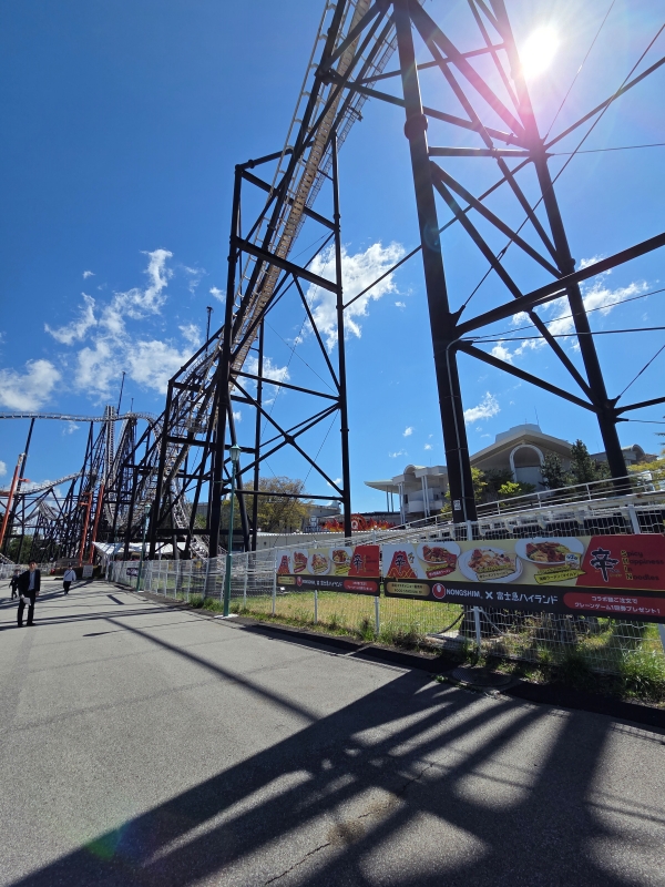 ▲ 후지큐 하이랜드의 롤러코스터와 입구에 걸려있는 농심 프로모션 현수막.ⓒ최신혜 기자